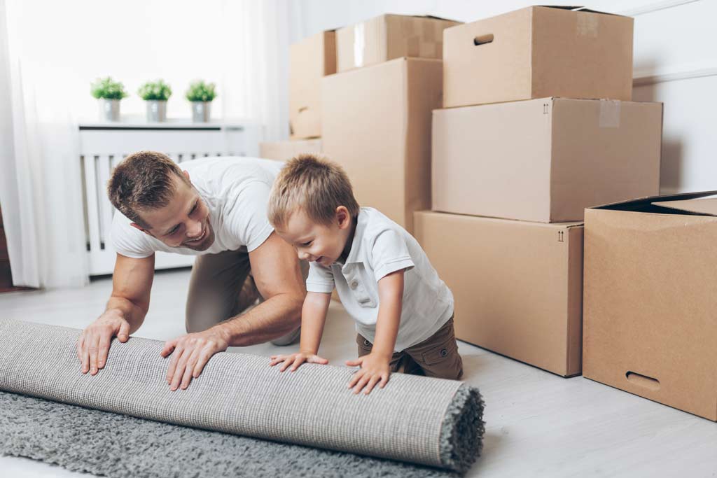 Teppich einrollen und Umzugskartons